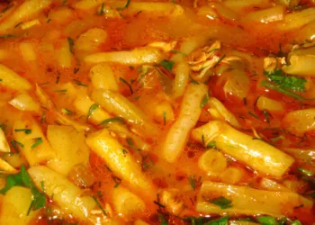 Mâncărică de fasole galbenă cu pui și roșii