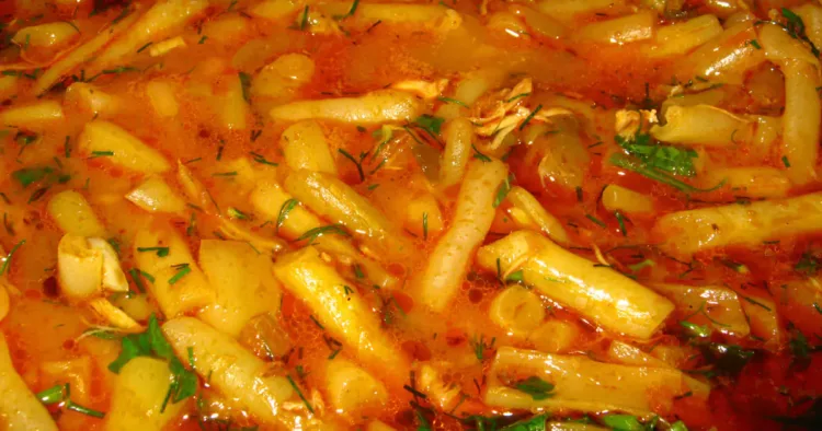 Mâncărică de fasole galbenă cu pui și roșii