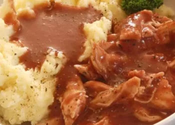 Tocăniță delicioasă de pui cu piure