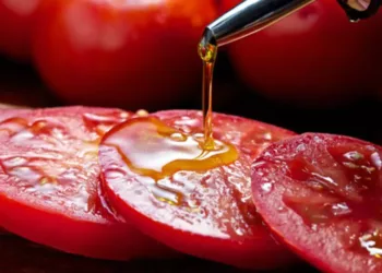 Roșiile consumate cu grăsimi, tot ce nu știai despre această combinație deosebit de sănătoasă