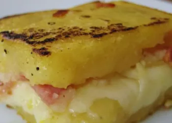Mămăligă fiartă în lapte umplută cu mozzarella și bacon, o specialitate tradițională pe care ai putea să o mănânci non-stop!