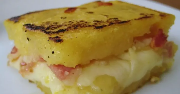 Mămăligă fiartă în lapte umplută cu mozzarella și bacon, o specialitate tradițională pe care ai putea să o mănânci non-stop!