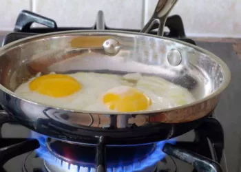 Pește gătit perfect. Cum să nu îl lipești de tigaie și să îți iasă exact ca la restaurant. Un bucătar chef dezvăluie secretul