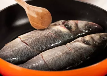 Pește gătit perfect. Cum să nu îl lipești de tigaie și să îți iasă exact ca la restaurant. Un bucătar chef dezvăluie secretul