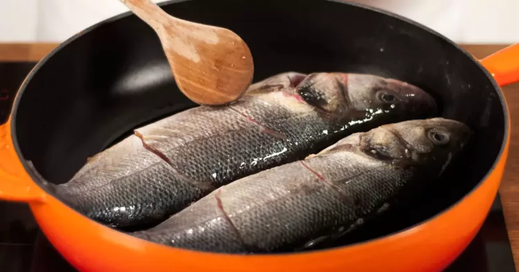 Pește gătit perfect. Cum să nu îl lipești de tigaie și să îți iasă exact ca la restaurant. Un bucătar chef dezvăluie secretul