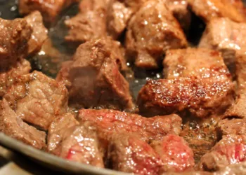 Cele mai simple trucuri pentru o friptură fragedă: secretul care face orice carne să se topească în gură