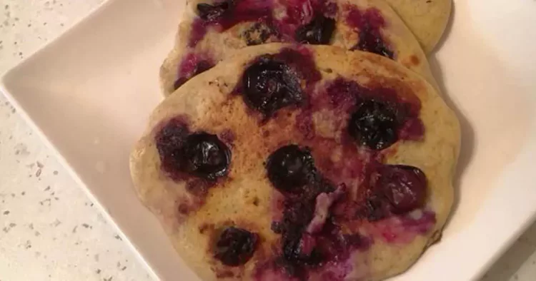 Pancakes cu afine și banane, un mic dejun pe care l-ai mânca în fiecare zi!