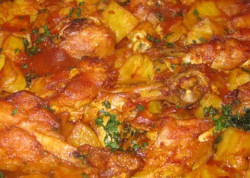 Cartofi cu copănele de pui și usturoi la cuptor, un prânz tradițional cu care ne mândrim!