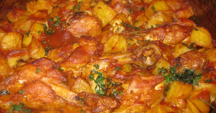 Cartofi cu copănele de pui și usturoi la cuptor, un prânz tradițional cu care ne mândrim!