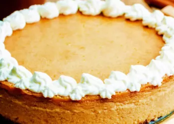 Cheesecake de dovleac, fără coacere. Se prepară rapid în 4 pași și este delicios!