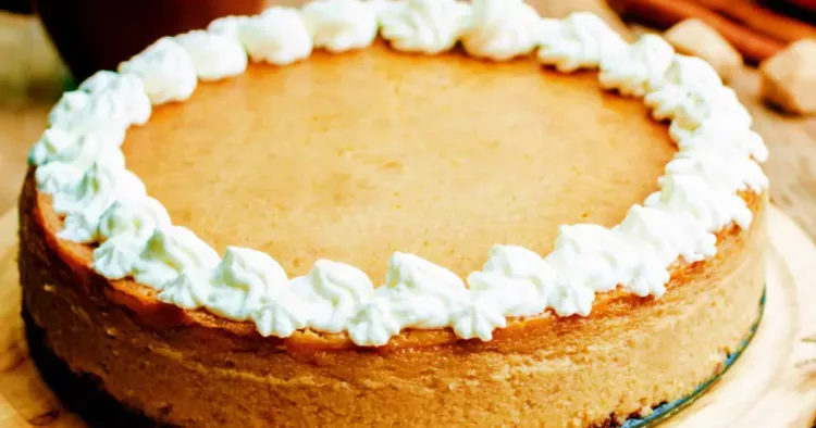 Cheesecake de dovleac, fără coacere. Se prepară rapid în 4 pași și este delicios!