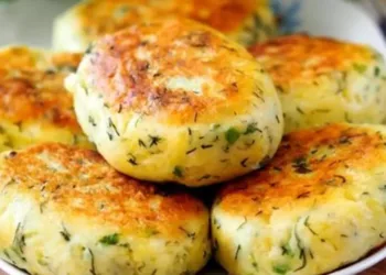 Chifteluțe de cartofi fragede cu verdeață și usturoi