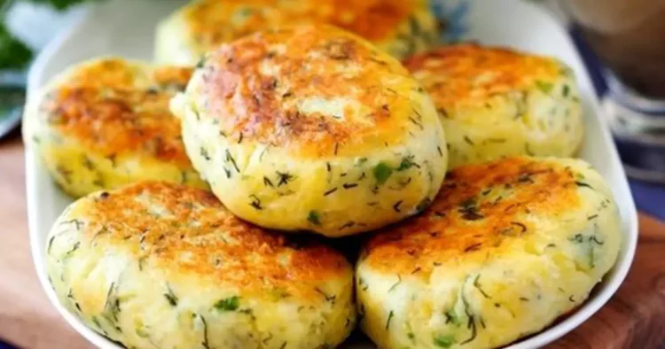 Chifteluțe de cartofi fragede cu verdeață și usturoi