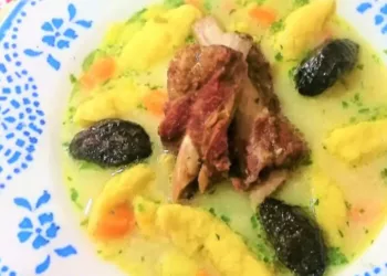 Ciorbă ardelenească cu prune, un gust senzațional pe care nu l-am mai întâlnit până acum