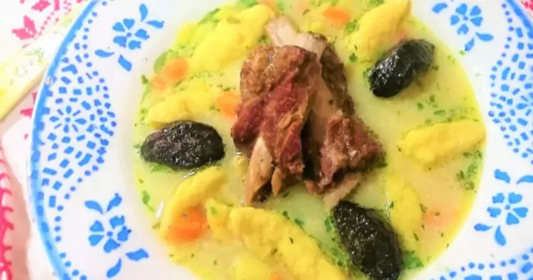 Ciorbă ardelenească cu prune, un gust senzațional pe care nu l-am mai întâlnit până acum