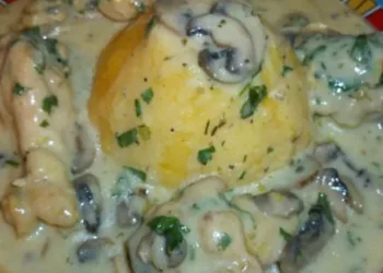 Ciulama de pui cu ciuperci și mămăliguță