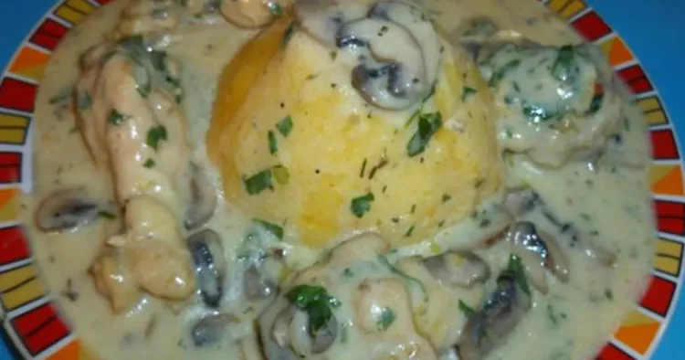 Ciulama de pui cu ciuperci și mămăliguță