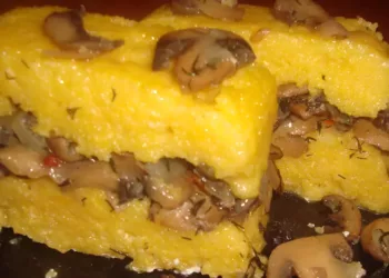 Ciuperci pe pat de mămăligă, o rețetă de post foarte sățioasă