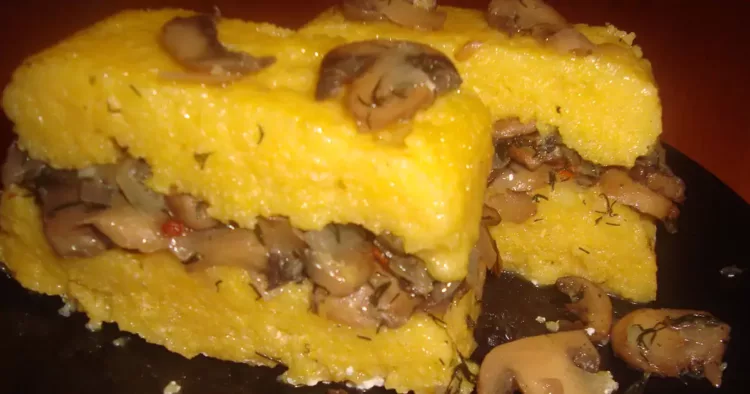 Ciuperci pe pat de mămăligă, o rețetă de post foarte sățioasă