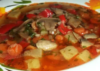 Ciorbă de ciuperci cu dovlecei și hrișcă, o ciorbă sănătoasă și consistentă pentru perioada postului