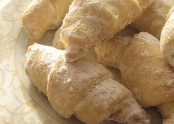 Cornulețe cu nucă de post, desertul fraged preferat al copilăriei