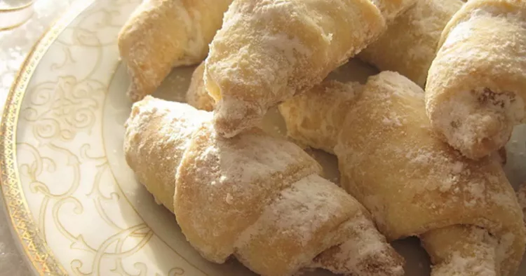 Cornulețe cu nucă de post, desertul fraged preferat al copilăriei