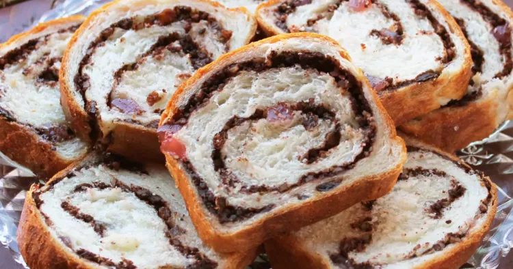 Cozonac cu umplutură de cacao, nuci și rahat de post