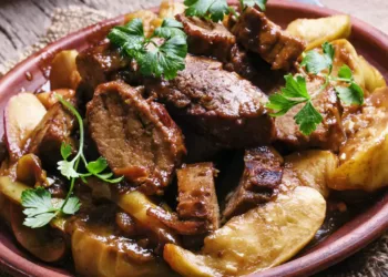 Mâncare de gutui cu porc și rachiu de fructe