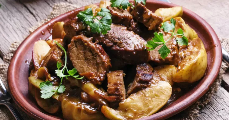 Mâncare de gutui cu porc și rachiu de fructe