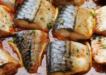 Macrou cu lămâie în sos de roșii