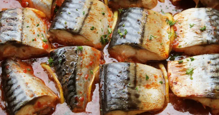 Macrou cu lămâie în sos de roșii