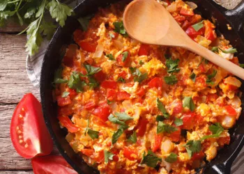 Menemen, omleta tradițională turcească. Iată ce adaugă ei în plus față de noi!