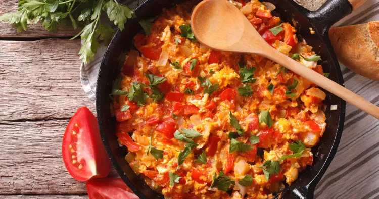 Menemen, omleta tradițională turcească. Iată ce adaugă ei în plus față de noi!