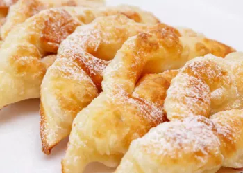 Minciunele pufoase după rețeta bunicii. Nu le dau pentru nimic în lume