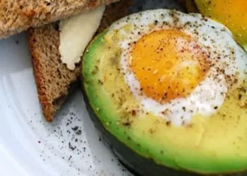 Cel mai bun și sănătos mic dejun din lume: Ouă ochiuri și avocado