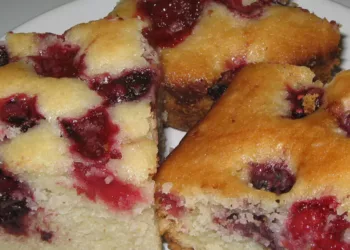 Pandișpan de post cu fructe