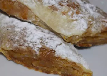 Plăcintă cu dovleac și scorțișoară de post cu foi de plăcinte în casă, un desert divin care se topește în gură!