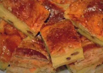 Plăcintă cu brânză dulce și stafide, desertul sănătos pe care copiii mei îl adoră