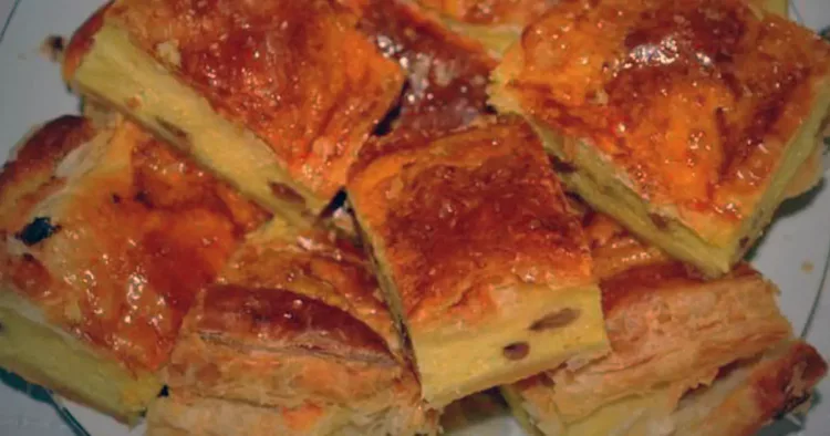 Plăcintă cu brânză dulce și stafide, desertul sănătos pe care copiii mei îl adoră