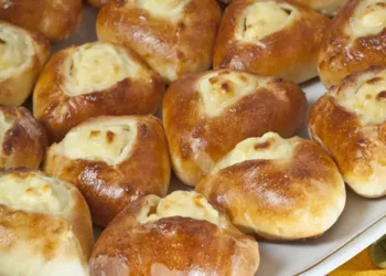 Minciunele pufoase după rețeta bunicii. Nu le dau pentru nimic în lume