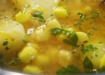 Ciorba de cartofi cu porumb și legume, o rețetă de post deosebit de gustoasă
