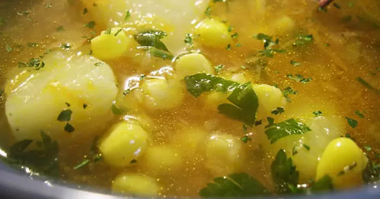 Ciorba de cartofi cu porumb și legume, o rețetă de post deosebit de gustoasă