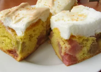 Prăjitură cu rubarbă și bezea, desertul de casă care mi-a luat mințile