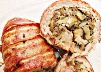 Mușchi de porc umplut cu ciuperci și învelit în bacon, un preparat festiv pentru masa de sărbători