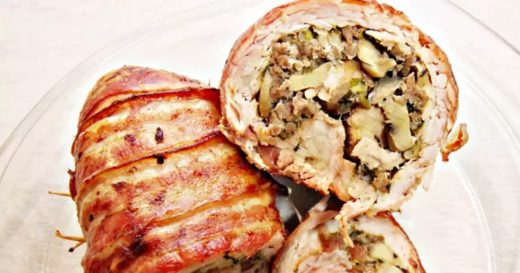 Mușchi de porc umplut cu ciuperci și învelit în bacon, un preparat festiv pentru masa de sărbători