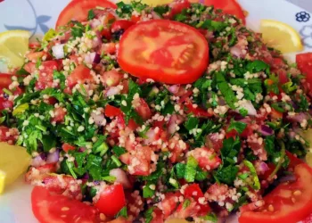 Rețeta originală pentru salata tabouleh, se prepară super rapid și este o sursă de sănătate uriașă