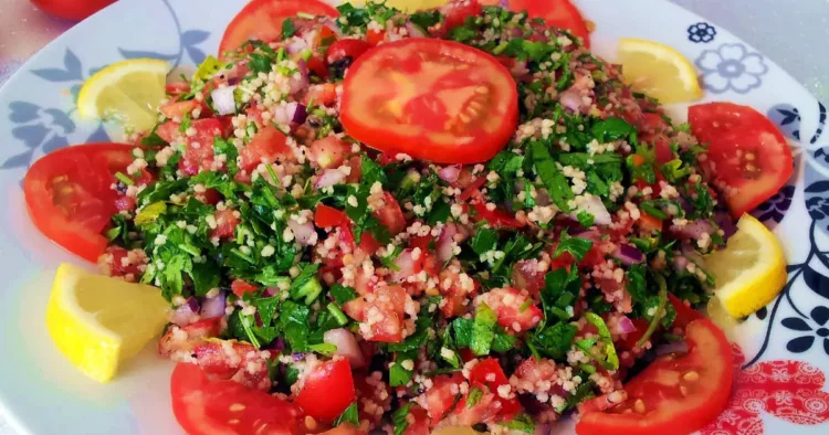 Rețeta originală pentru salata tabouleh, se prepară super rapid și este o sursă de sănătate uriașă