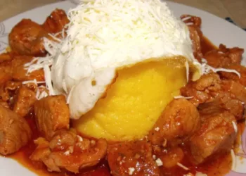 Tochitură dobrogeană autentică, un preparat tradițional delicios