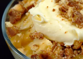 Budincă rapidă cu banane și cremă de vanilie