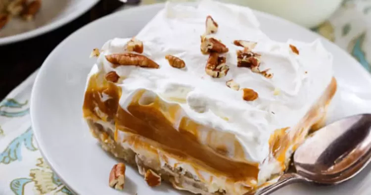 Prăjitură Albă ca Zăpada cu nuci pecan pentru o masă de sărbători magică